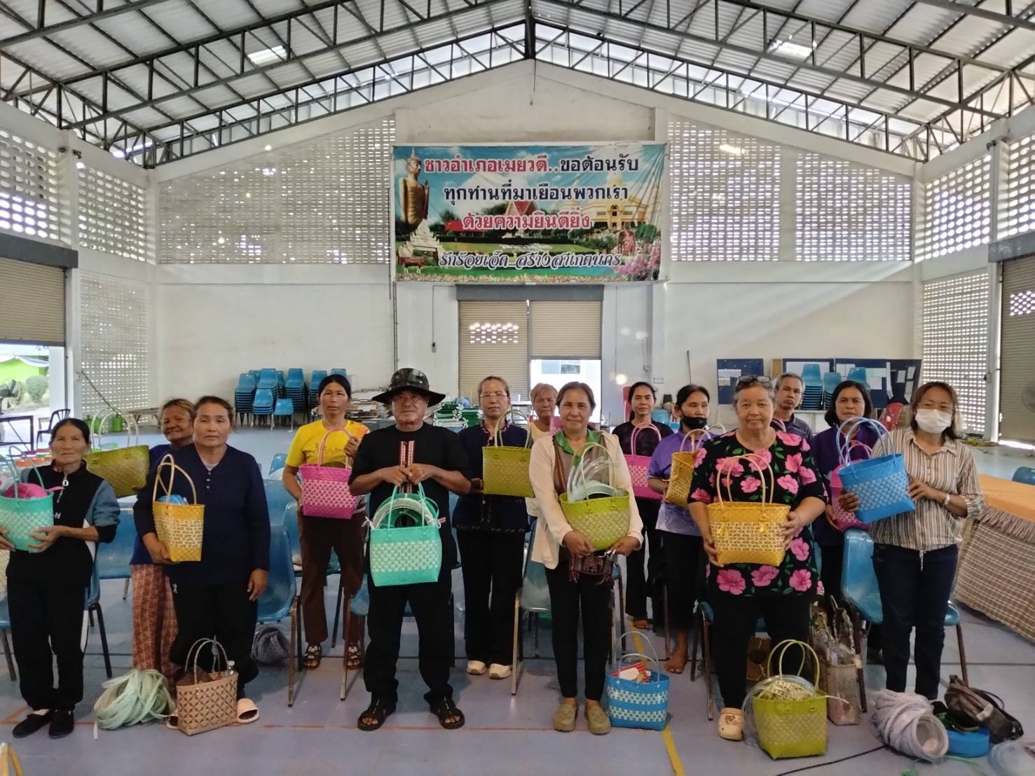 สำนักงานพัฒนาชุมชนอำเภอเมยวดี จังหวัดร้อยเอ็ด ดำเนินงานโครงการสร้างสัมมาชีพชุมชนครัวเรือนที่ได้รับผลกระทบด้านอาชีพและรายได้ที่มีศักยภาพและสามารถพัฒนาได้